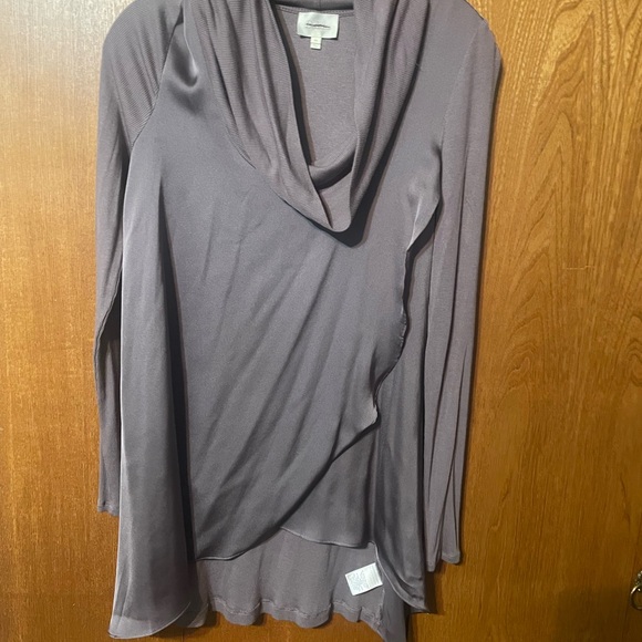 Deletta top silky and soft. Layer front neck. - Picture 2 of 5